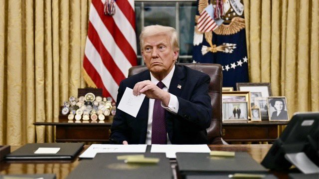 OneHolyMan's tweet image. I thought those were K-Cups behind the president! #Keurig #Kcups #Coffee #TRUMP