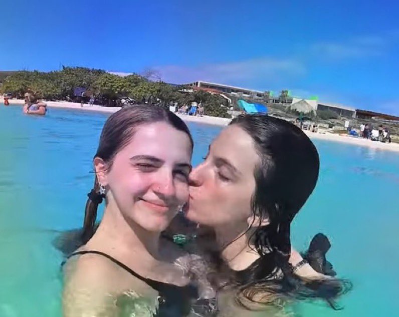 al final la minita aesthetic que se viste lindo se queda con la que juega minecraft y pokemon