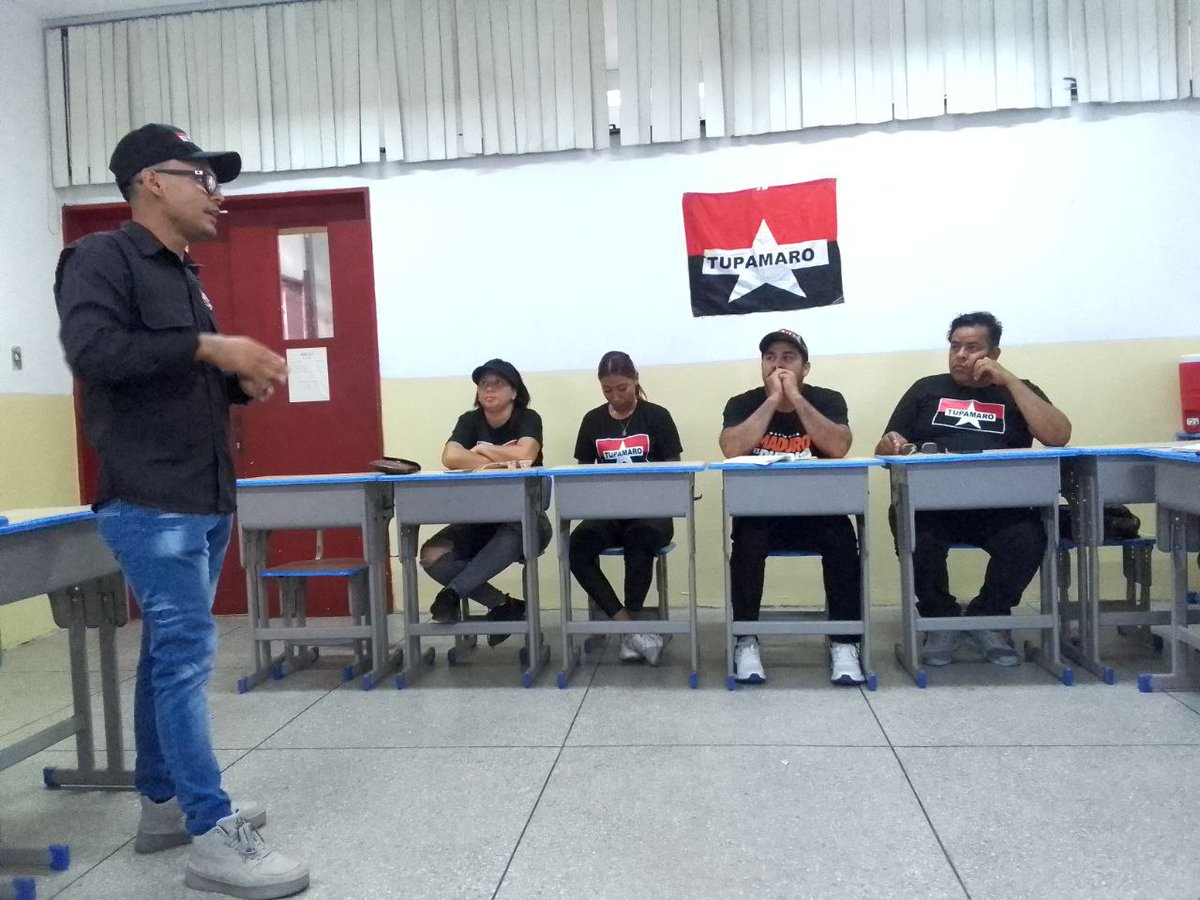 TupamaroMRT_'s tweet photo. En el Edo. @MRTAragua nuestro camarada @Maldonado_tupa Secretario Nacional de Propaganda y Comunicación desarrolló taller de Creación de Contenido Audiovisual para la militancia y combatir al enemigo imperial.

¡Ante la guerra cognitiva, propaganda revolucionaria! https://t.co/3MeXxVo92M
