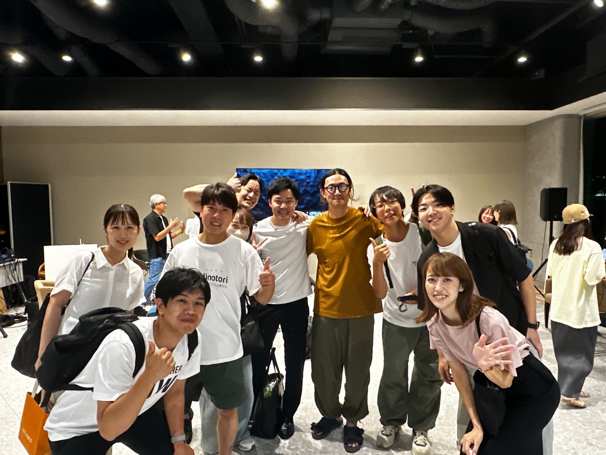 iam_y_osaki's tweet photo. 「地域観光と旅館のまごころを届ける」
本日の23:59クラファンが終わりますので、私が観光にかける想いや解決したい課題に関して書きたいと思います。

この1年50の旅館と300の地域観光スポットを取材してきました。その中でわかったのが世間が思う観光の盛り上がりと地域の現場の乖離です。

・インバウンドは未だに一部地域にしか来ていない
・インバウンドはお金に際限がないので単純に単価を上げれば良いのは誤解
・全ての旅館が平日の集客に苦しんでいる
・ブラックな場面が多く自分の代で旅館を廃業にしようと考えている

私自信、自分で宿の運営やマーケティングに関わる中で、運営する難しさとマーケティング・集客する難しさは全く異なると思っています。

その中でも日本の最後の武器は「まごころ」という現在価値を正当に評価されないサービス力だと思います。この価値は世界中を旅する中で日本が飛び抜けていると感じています。

1万円の宿でも10万円の宿でも、サービスの根底にあるまごころは変わりませんし、1万円でも最高のサービスをいただけます。世界中美味しい料理・豪華絢爛な建物はあってもサービスで日本に勝てる場所はありません。

しかし業界課題として低賃金・長時間労働からなる離職率の高さは日本トップであり変革の時が来ています。その解決方法は
・平日の集客が有名地域でなくてもできる仕組み
・インバウンド対応を含むCSの向上
・オペレーションの簡易化によるスタッフの負担減

だと思っています。地域観光を分散・平準化させる仕組み作りという観光業界の根本課題に向き合いたいと思います。

地域のホテル・旅館を自分で運営・今20社以上コンサルし・50社以上取材し、繁忙期は旅館でアルバイトしている経験を活かして、このクラファンを成功させながらサービスをいち早く作っていき、地方を復活させるヒノトリになります。