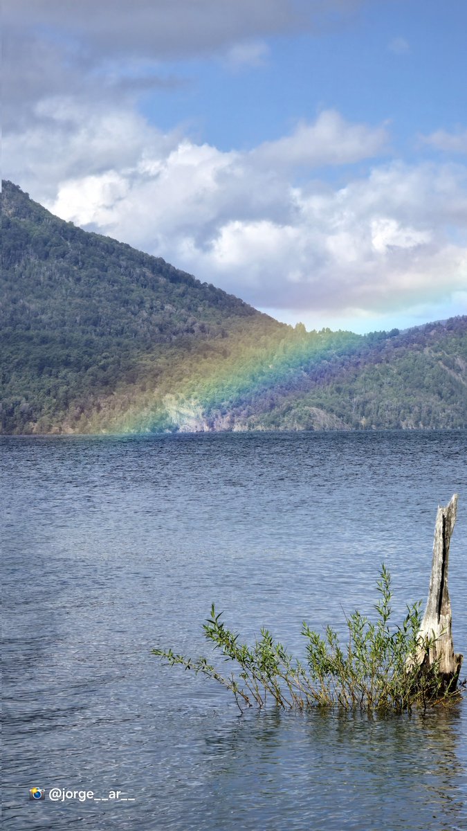 El arco iris, un regalo de nuestra Patagonia, en San Martín de los Andes, sobre el hermoso balneario Quila Quina. 🌈✨ Un instante mágico donde la naturaleza nos recuerda su belleza y armonía. 💙🌿
#SanMartíndelosAndes #QuilaQuina #PatagoniaArgentina #NaturalezaPura #ArcoIris