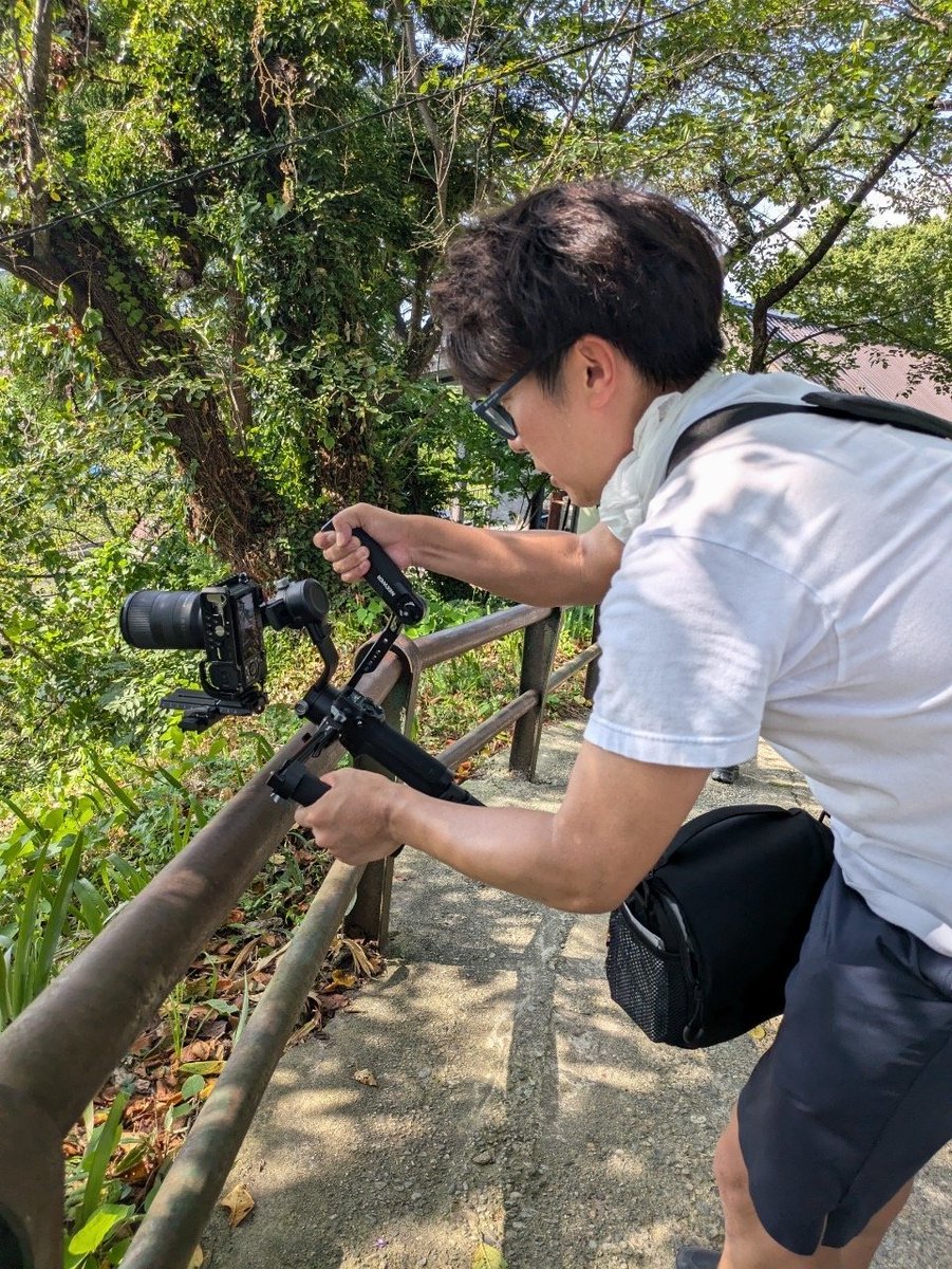iam_y_osaki's tweet photo. 「地域観光と旅館のまごころを届ける」
本日の23:59クラファンが終わりますので、私が観光にかける想いや解決したい課題に関して書きたいと思います。

この1年50の旅館と300の地域観光スポットを取材してきました。その中でわかったのが世間が思う観光の盛り上がりと地域の現場の乖離です。

・インバウンドは未だに一部地域にしか来ていない
・インバウンドはお金に際限がないので単純に単価を上げれば良いのは誤解
・全ての旅館が平日の集客に苦しんでいる
・ブラックな場面が多く自分の代で旅館を廃業にしようと考えている

私自信、自分で宿の運営やマーケティングに関わる中で、運営する難しさとマーケティング・集客する難しさは全く異なると思っています。

その中でも日本の最後の武器は「まごころ」という現在価値を正当に評価されないサービス力だと思います。この価値は世界中を旅する中で日本が飛び抜けていると感じています。

1万円の宿でも10万円の宿でも、サービスの根底にあるまごころは変わりませんし、1万円でも最高のサービスをいただけます。世界中美味しい料理・豪華絢爛な建物はあってもサービスで日本に勝てる場所はありません。

しかし業界課題として低賃金・長時間労働からなる離職率の高さは日本トップであり変革の時が来ています。その解決方法は
・平日の集客が有名地域でなくてもできる仕組み
・インバウンド対応を含むCSの向上
・オペレーションの簡易化によるスタッフの負担減

だと思っています。地域観光を分散・平準化させる仕組み作りという観光業界の根本課題に向き合いたいと思います。

地域のホテル・旅館を自分で運営・今20社以上コンサルし・50社以上取材し、繁忙期は旅館でアルバイトしている経験を活かして、このクラファンを成功させながらサービスをいち早く作っていき、地方を復活させるヒノトリになります。