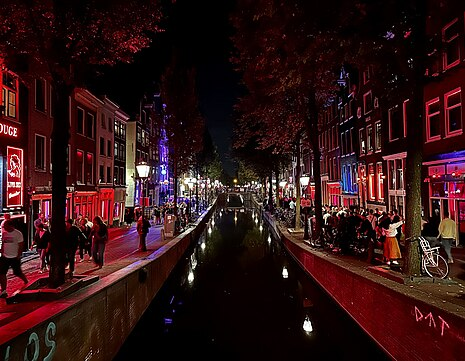 ref_tm2's tweet photo. Taking a wrong turning in Amsterdam #HadMeSeeingRed https://t.co/nyZHfTWPqj