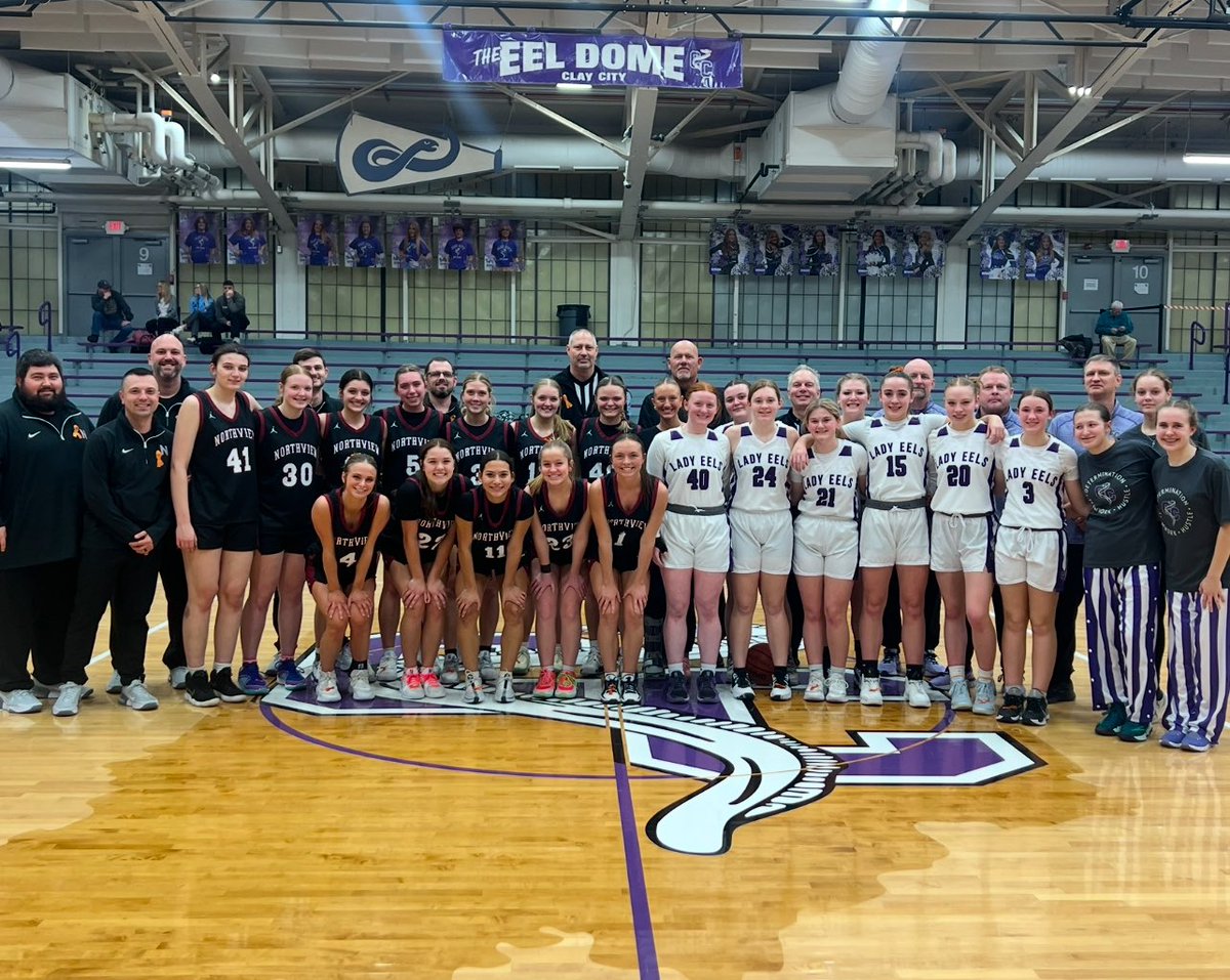 CoachKeyes43's tweet photo. Big thank you to Clay City and our officiating crew as they joined us in honoring Tim Sarver last night. Coaches, players, and officials wore orange ribbons as an awareness for those affected by kidney cancer. Thank you to @reaginwhite for setting this up. Prayers up to the Sarver family during this difficult time. 🏀🙏