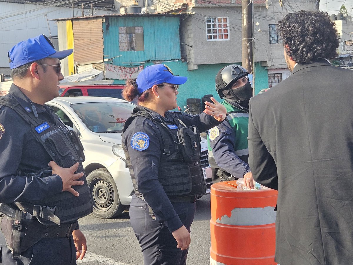 Moises_Tiger's tweet photo. @MetrobusCDMX @TuAlcaldiaGAM Que padre el festejo de sus 100 días del alcalde de la delegación @TuAlcaldiaGAM solo entorpecen el acceso al tránsito local a ver si para la otra dan corbatines como se hace el 12 de diciembre. https://t.co/VEWQtMCi8x