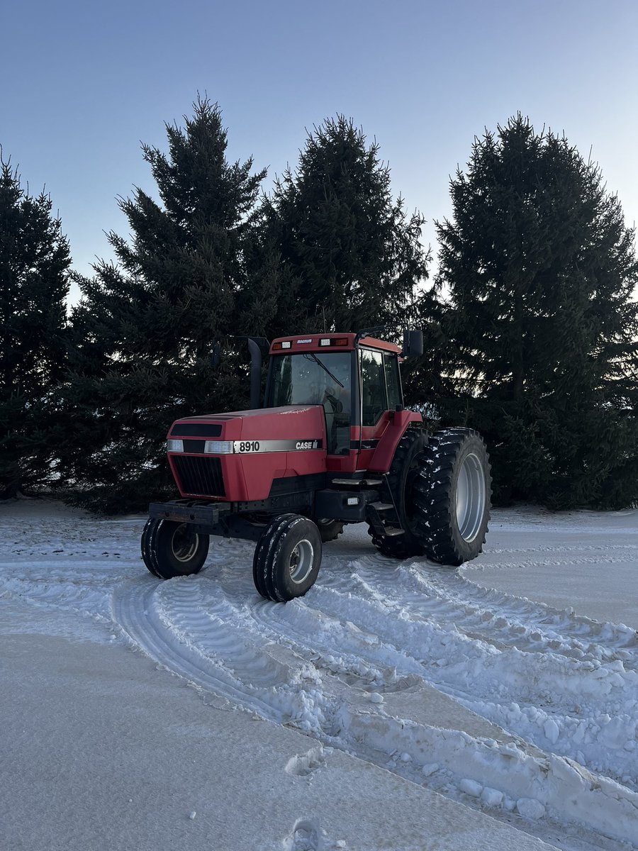 chris_abell_'s tweet photo. For Sale
-1997 8910 Magnum
-9115hrs 
-480/80R46 @75%
-3 remotes 
-Full tiger light LED kit
-Buddy seat
-3pth arms will be included 
-Suitcase weights available
-Strong running tractor 
-$44,500 OBO
-Call Chris (226) 231-7428 https://t.co/7EsNsfO2iS