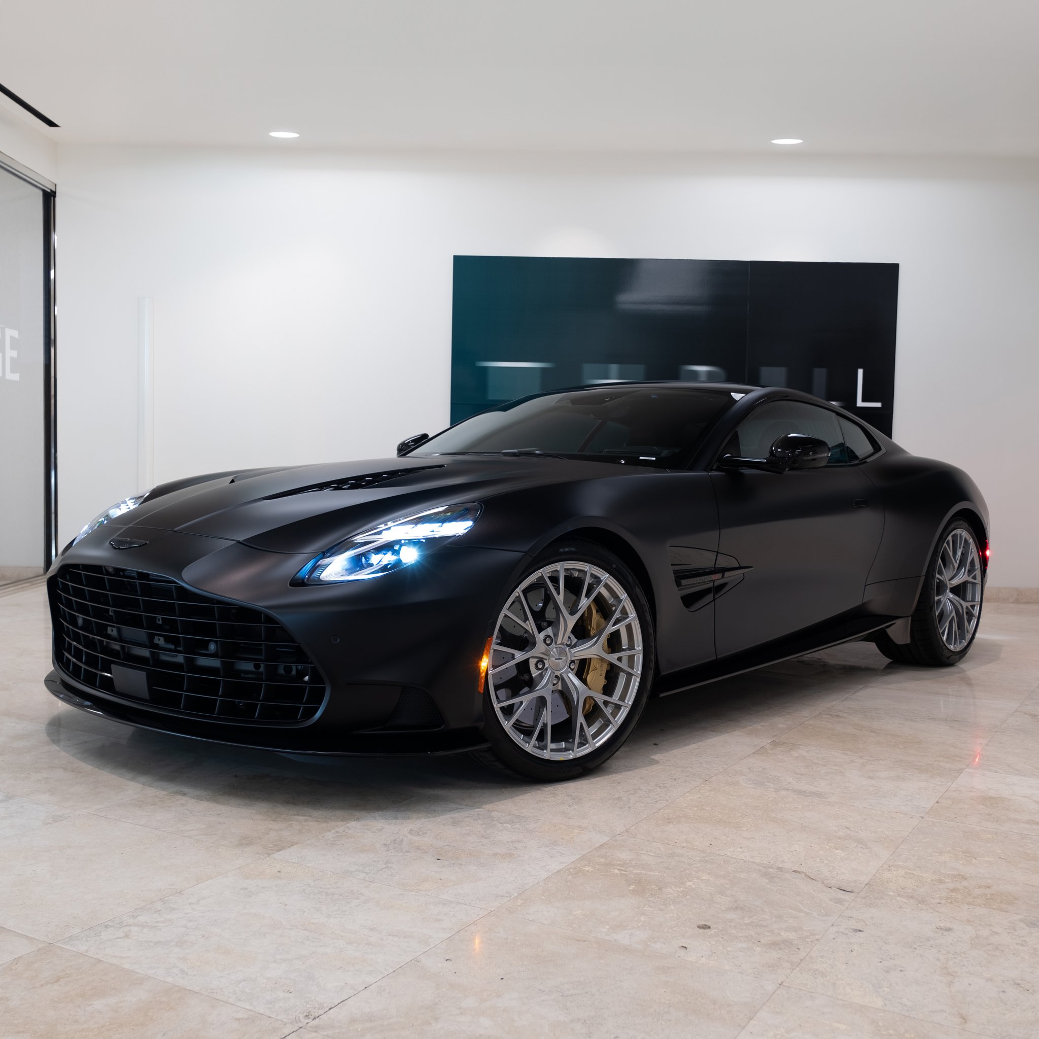 その他 VANQUISH 5X PROTOTYPE Aston Martin Vanquish: An Icon Returns With 835 PS And 1,000