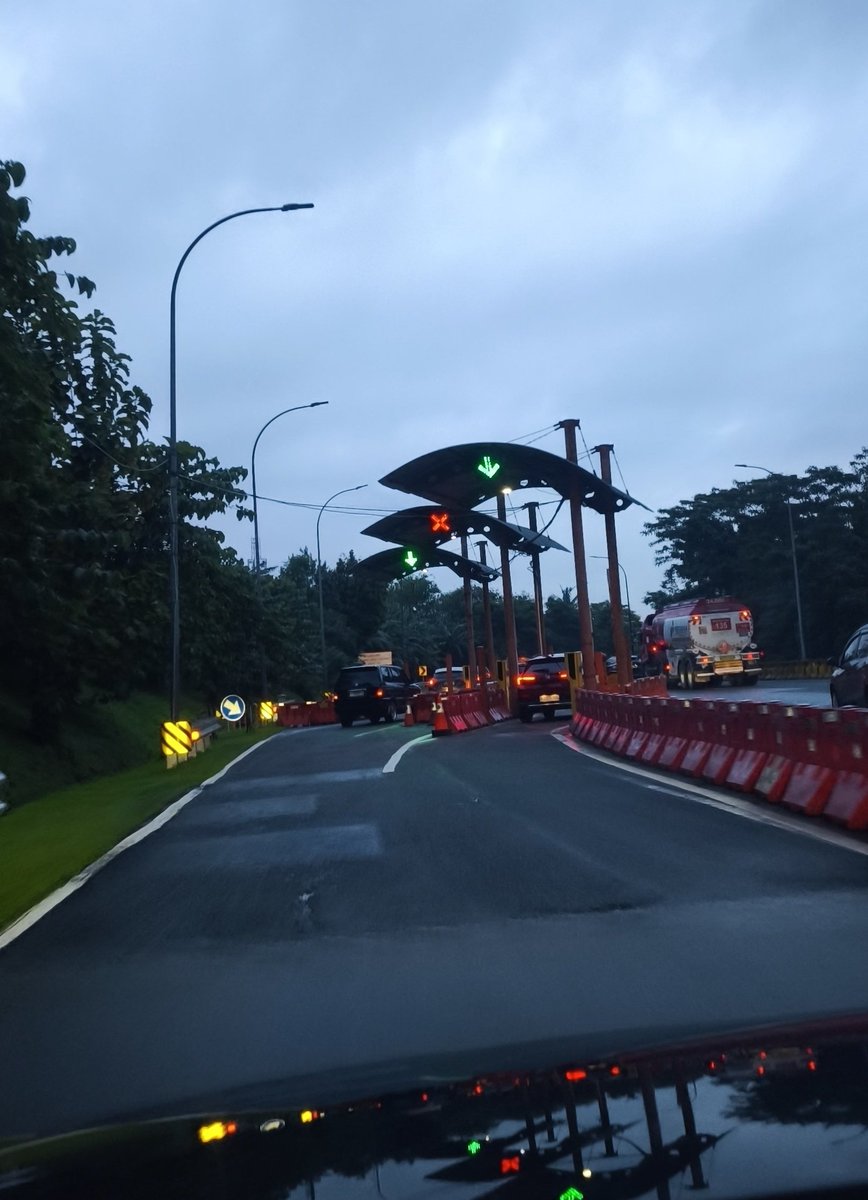 m1lan3sta's tweet photo. Cmiiw, udah 2 minggu ini yg tengah gak ijo² setiap lewat GT sentul city.. apakah nunggu tarif naik baru diperbaiki? https://t.co/D5KBA748GW