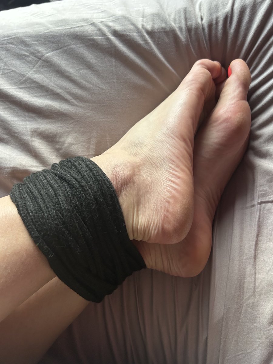 didlola89's tweet photo. #did #damselindistress #bound #tiedup #rope #feet #toes #pedicure https://t.co/fdh0CkD1Rq