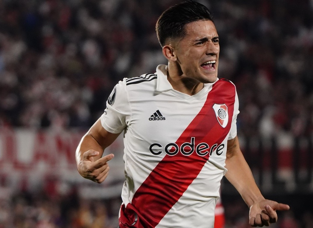 Hizo goles en octavos de Copa, contra boca, en una final, en los partidos importantes nunca falló y cuando River pasaba uno de los peores momentos fue el único jugador que dió la cara y pidió perdón a la gente. Hoy se va a Rusia y nos deja 15 palos verdes. Gracias Pablito Solari.