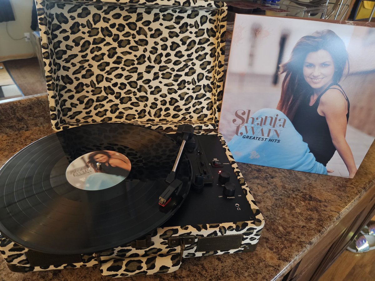 mandi89's tweet photo. @ShaniaTwain @ShaniaTwain I was there last year! BEST SHOW EVER! I cant be there tonight, so this will do!! https://t.co/1LcDCqxgNq