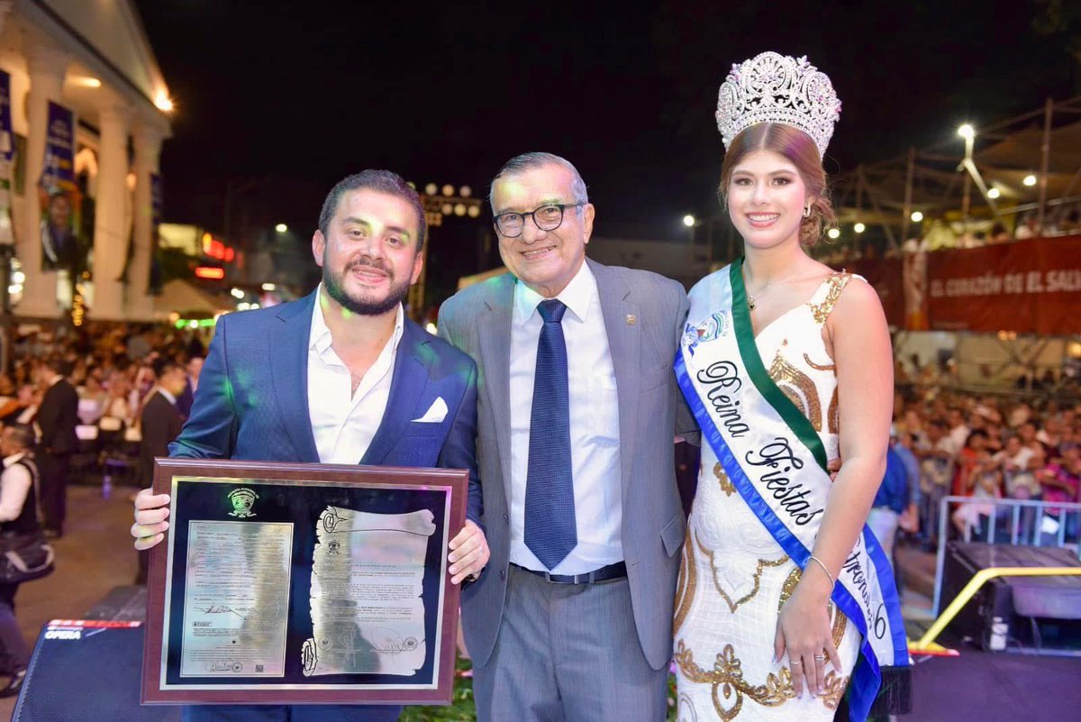 NelsonParlacen's tweet photo. Acompañando a nuestro Alcalde por Sonsonate Centro @ROBERTOA_23, en el marco de las fiestas patronales, a la condecoración como Hijo Meritisimo a Romeo Herrera, Min de O Pub y Transp. 

También se premiaron a Sonsonatecos, por su destacada labor en beneficio a la sociedad. 🤝🇸🇻 https://t.co/3AfQL34V9R