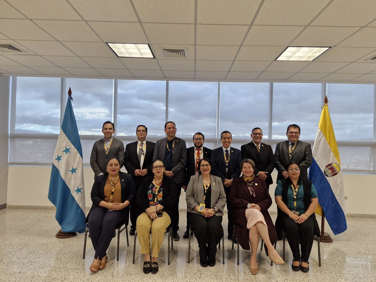PresenciaUNAH's tweet photo. Erlinda Flores, fue juramentada en propiedad como decana de la Facultad de Ciencias Jurídicas por parte de la Junta de Dirección Universitaria ⚖️👩‍⚖️
#UNAHNuevaHistoria https://t.co/7KyB57mqFp