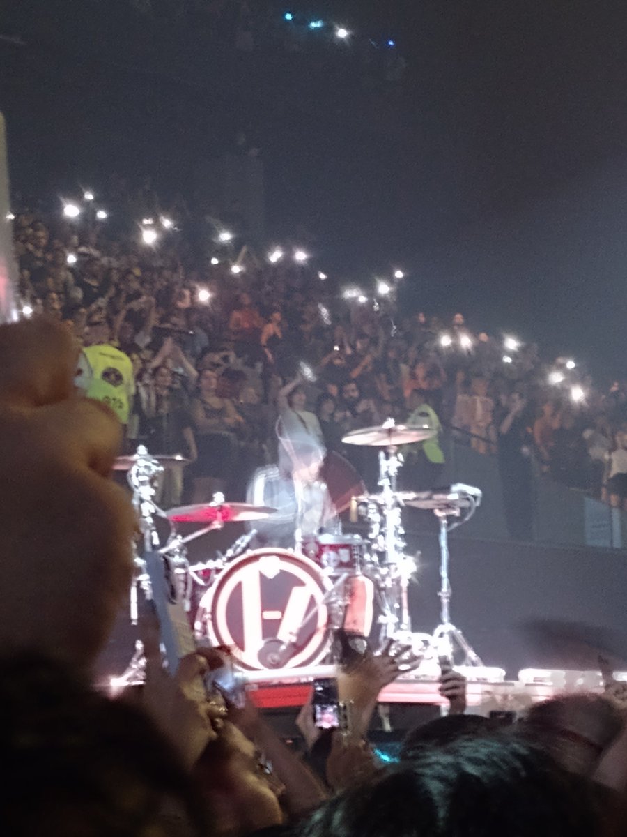 metitolol's tweet photo. Y paso nomasss, puedo morir tranquilo. Igual, por el momento, me mantendré con vida |-/ 
@twentyonepilots gracias por la mejor noche de mi vida https://t.co/oJR0FYEQP1