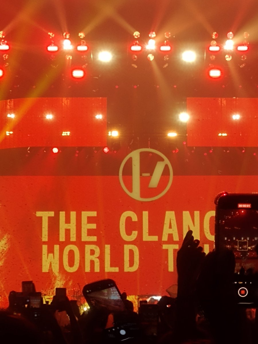 metitolol's tweet photo. Y paso nomasss, puedo morir tranquilo. Igual, por el momento, me mantendré con vida |-/ 
@twentyonepilots gracias por la mejor noche de mi vida https://t.co/oJR0FYEQP1