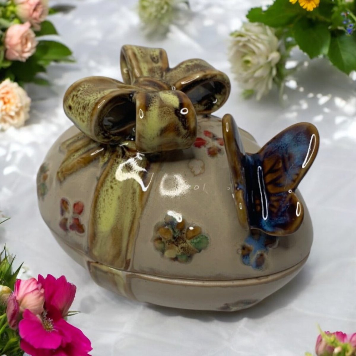 oldtimeyvintage's tweet photo. Vintage Glazed Ceramic Egg-Shaped Trinket/Ring Box With Lid Decorated With a Green Bow & Blue Butterfly Accents π¦π¦
#trinketbox #ringbox #Easter #giftidea
https://t.co/prBLQMFlFD https://t.co/ZUTixWw3pU