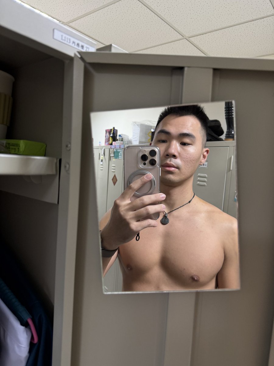 我不喜歡穿制服去上班
所以都到上班地點才換制服
換制服的時候
學長：哎呦身材很好餒，（捏🤏
我：😳😳😳😳😳😳，母湯啦🥵
學長：身材好就是要拿來給別人看的
我：ig很多🥵🥵
學長：現場看才有臨場感
我：豪～～～～～🥵