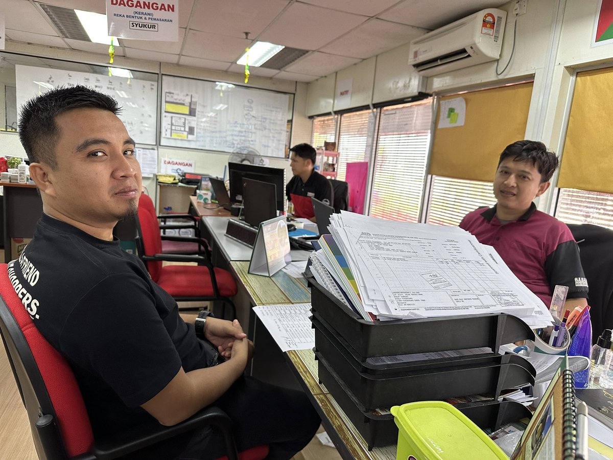 aziman_azmi's tweet photo. @DeusExcrementum tetap semangat sampai ke terengganu cari sales❤️ https://t.co/vJwy21qzsh