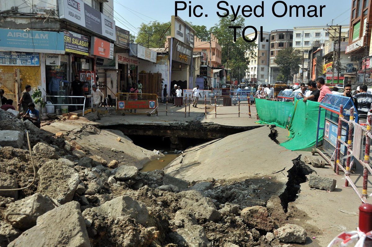 SyedToi's tweet photo. Collapsed Nala Road at Darussalam, Goshamahal: Multiple vehicles, including an auto-rickshaw, car, and tractor, fall into the cavity, disrupting traffic and causing significant damage https://t.co/5sXqA8YmtO