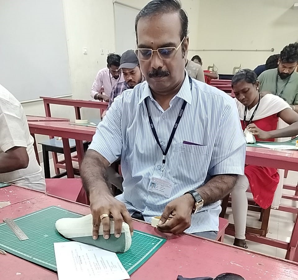 CFTI_Chennai's tweet image. The Pattern Cutting final exam is being conducted for the 12th CFDP batch students. Wishing them all the best! 💯✨

#CFDP #PatternCutting #FinalExam #SkillTraining #FutureDesigners