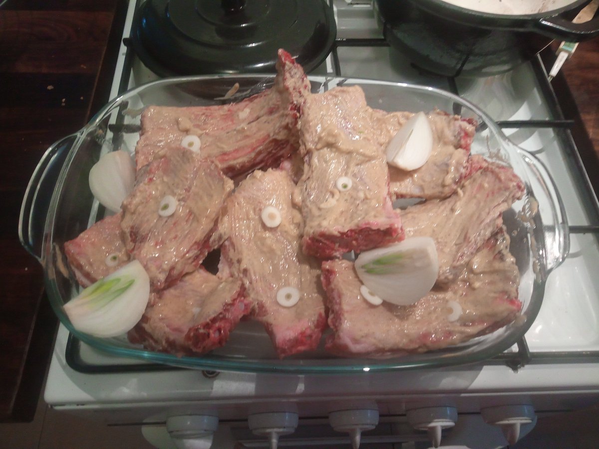 GellertFeher's tweet photo. Roast ribs with rice and chutney

For the meat (about 1.5 kg of ribs):
- 2 heaped tablespoons of mustard
- 2 tablespoons olive oil
- salt
- pepper 
- garlic

Rice:
https://t.co/KNarCAEzrp

Chutney:
https://t.co/9EmNMZK9E7

#énfőztem #napikonyha #napikonyhaalltagsküche https://t.co/ZD8mXI30Ah