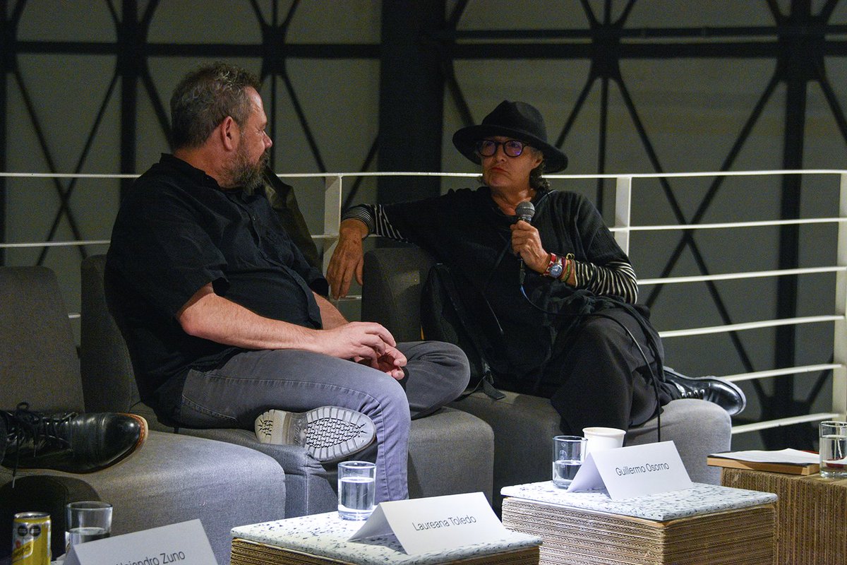 𝐂𝐨𝐧𝐯𝐞𝐫𝐬𝐚𝐭𝐨𝐫𝐢𝐨 
𝐂𝐫𝐨́𝐧𝐢𝐜𝐚𝐬 𝐲 𝐟𝐢𝐜𝐜𝐢𝐨𝐧𝐞𝐬 𝐝𝐞 𝐥𝐨𝐬 𝐚𝐧̃𝐨𝐬 𝟖𝟎.

Interesantes anécdotas y reflexiones nos regalaron Laureana Toledo, Alejandro Zuno, Guillermo Osorno y Ximena Cuevas en torno a la década de los 80.