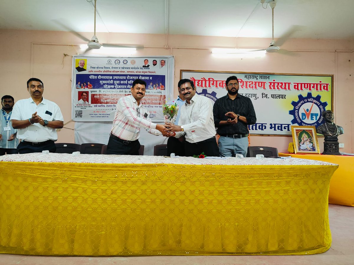 hdilipca's tweet photo. @MSDESkillIndia 
We thank the ITI Vangaon (Palghar District team) for the Rojgar meet.

Very few students actually came for placement, disappointing.

Our suggestions to Shri @MPLodha and Shri Sidam,
1. Publish Rozgar meet Annual calendar. Min 30days advance reminder notice. https://t.co/torLRy7ibe
