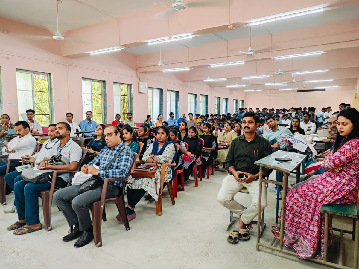 hdilipca's tweet photo. @MSDESkillIndia 
We thank the ITI Vangaon (Palghar District team) for the Rojgar meet.

Very few students actually came for placement, disappointing.

Our suggestions to Shri @MPLodha and Shri Sidam,
1. Publish Rozgar meet Annual calendar. Min 30days advance reminder notice. https://t.co/torLRy7ibe