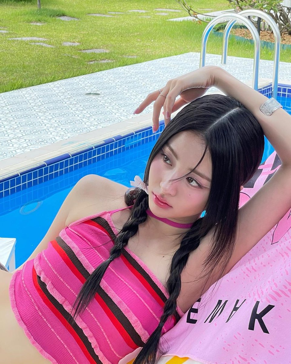 bunnsized's tweet photo. Aunque mi beloved no sea el calor hoy sí hay una sonrisa para éste clima ✿༅ 🍹♥︎ᰍ de mi parte porque lo fresquito que hacía me mantuvo serena y para nada malhumorada, así que las fotitos de hoy valieron mucho la pena con éste clima.

𝐫ë𝐭𝕣o ♫︎’𓈒 ◌ 𝐩✿թ! #𝐥ün𝕒̄ https://t.co/wNg0dkXD54