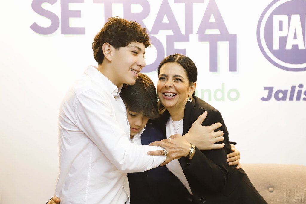 PAN_Jalisco's tweet photo. Esta noche se realizó un homenaje póstumo en memoria de nuestro compañero y amigo Octavio Esqueda Avalos, en el cuál, su esposa Verónica e hijos Octavio y Juan Pablo fueron los invitados especiales.

Esta actividad contó con la participación del presidente del PAN Juan Pablo Colín, el expresidente estatal Eduardo Rosales, así como de distinguidos panistas que recordaron la vida y el legado de 'Octa', como muchos le recordamos.

En su mensaje, Eduardo Rosales destacó algunas cualidades de su querido amigo. 'La capacidad de escuchar, su generosidad y prudencia, acompañaron siempre a Octavio, y hoy debemos valorar haberlo tenido con nosotros estos años".

#SeTrataDeTi
#HomenajeAOcta