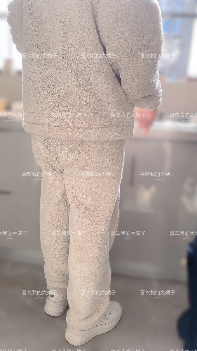 初二好兄弟们，今天回岳父岳母家了
大姐在忙着做饭，老婆在给打下手
照片光明正大拍的，我说拍几张发个朋友圈，今天大姐穿的比较随意，直接上睡衣
这不是重点，你们猜大姐塞了没有 https://t.co/x7r19D1IMB