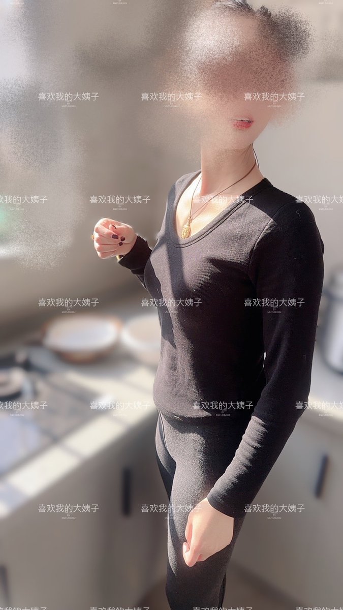 初二好兄弟们，今天回岳父岳母家了
大姐在忙着做饭，老婆在给打下手
照片光明正大拍的，我说拍几张发个朋友圈，今天大姐穿的比较随意，直接上睡衣
这不是重点，你们猜大姐塞了没有 https://t.co/x7r19D1IMB