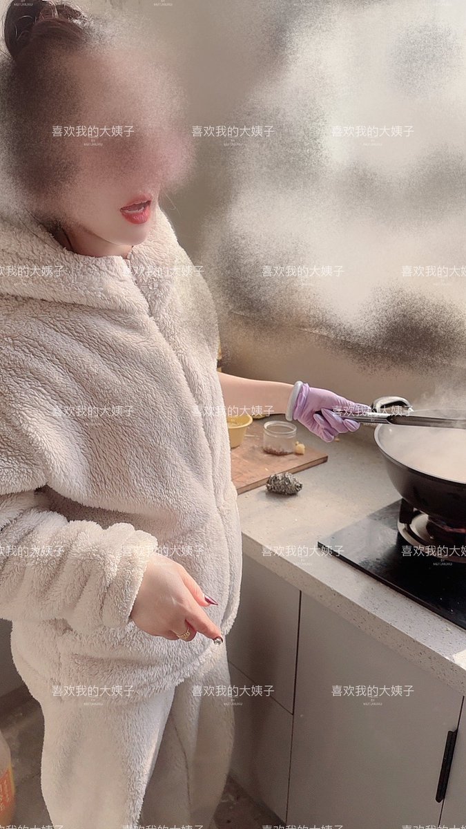 初二好兄弟们，今天回岳父岳母家了
大姐在忙着做饭，老婆在给打下手
照片光明正大拍的，我说拍几张发个朋友圈，今天大姐穿的比较随意，直接上睡衣
这不是重点，你们猜大姐塞了没有 https://t.co/x7r19D1IMB