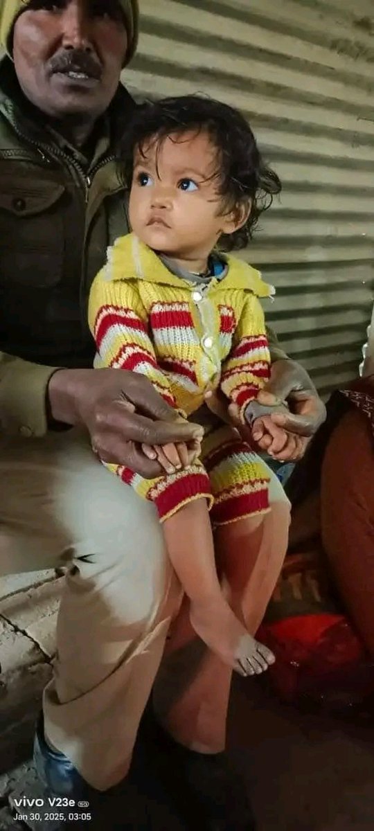 यह बच्चा सेक्टर नंबर 6 पीपा पुल 17  के पास जहां कल्पवासी लोग तंबू में रह रहे हैं उसके पास यह बच्चा मिला इसकी उम्र लगभग 1 वर्ष यह सड़क पर मिला है और यह नागवासुकी थाने पर मौजूद है अगर किसी को इसके बारे में कुछ भी जानकारी हो तो प्लीज नागवासुकी थाने पर संपर्क करें प्लीज👏