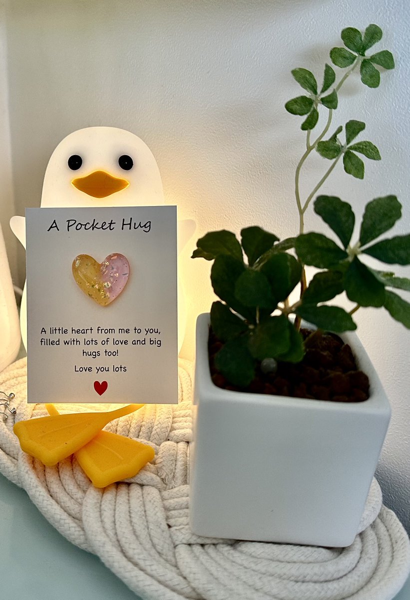 JInugasuki's tweet image. 私はハートを持ってます🥰色んな形がありますね！ #pockethug → 貰った台紙に貼りつけられたアイテム（私の場合はハート）を剥がしポケットや鞄に入れて、なかなか会えない友達や家族、恋人から思われていたり愛されている事を思い出してモチベーションを高められる。というアイテムなんだそうです☺️