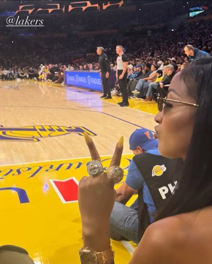 mekgyalupset's tweet photo. Shenseea lowkey called y'all out for talking about why she was courtside at the game.
Y'all are the actual #PuniPolice https://t.co/szE9VF41Iv