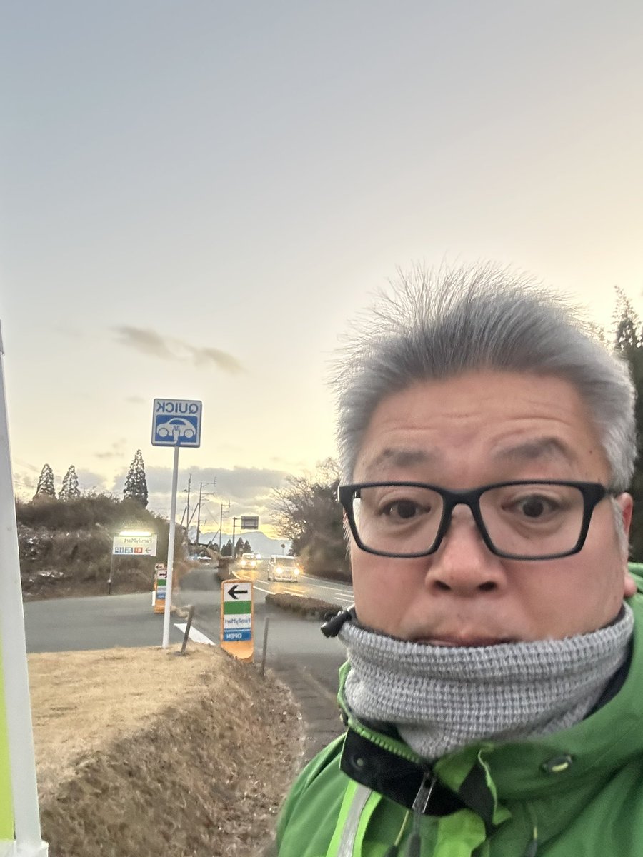 kuma_3_net's tweet photo. 今日の朝活は、栃木ファミマ前交差点でした。今日も多くの方に手を振っていただき、元気をいただきました！
#朝活
#南阿蘇村
#生まれてよかった
#住んでよかった
#ずーっと住み続けられる村づくり
#工藤まさみ
#おはようございます
#ありがとうございます https://t.co/Y3a3n30KzD