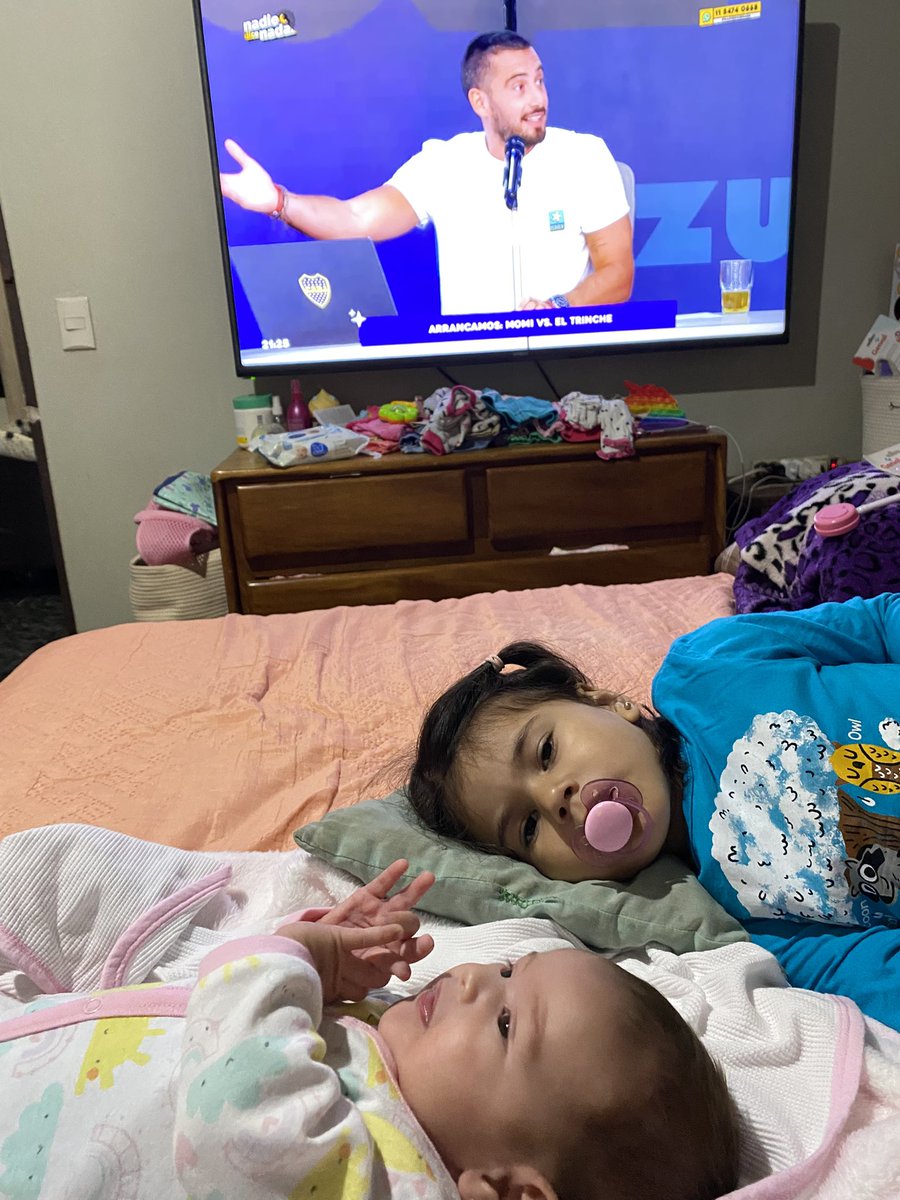 Eve4589's tweet photo. Viendo #nadiedicenada desde Costa Rica 🇨🇷 con mis princesas. Saludos https://t.co/vAJn5pZBkL