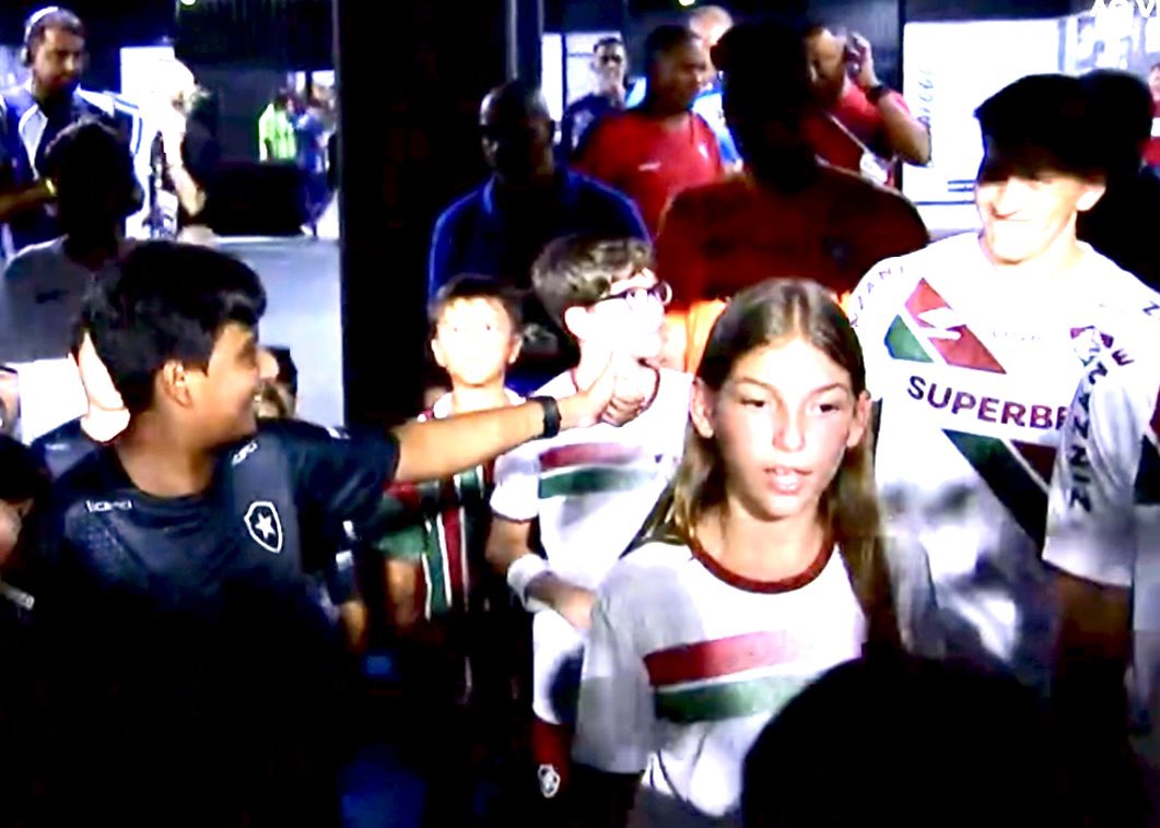 Na entrada em campo, o pequeno torcedor do #Botafogo cumprimenta e mostra admiração por <a href="/Germancanoofi/">𝐆𝐞𝐫𝐦𝐚𝐧 𝐂𝐚𝐧𝐨</a>, ídolo do #Fluminense, que retribui com um sorriso. Viva o futebol e as crianças! #BotxFlu