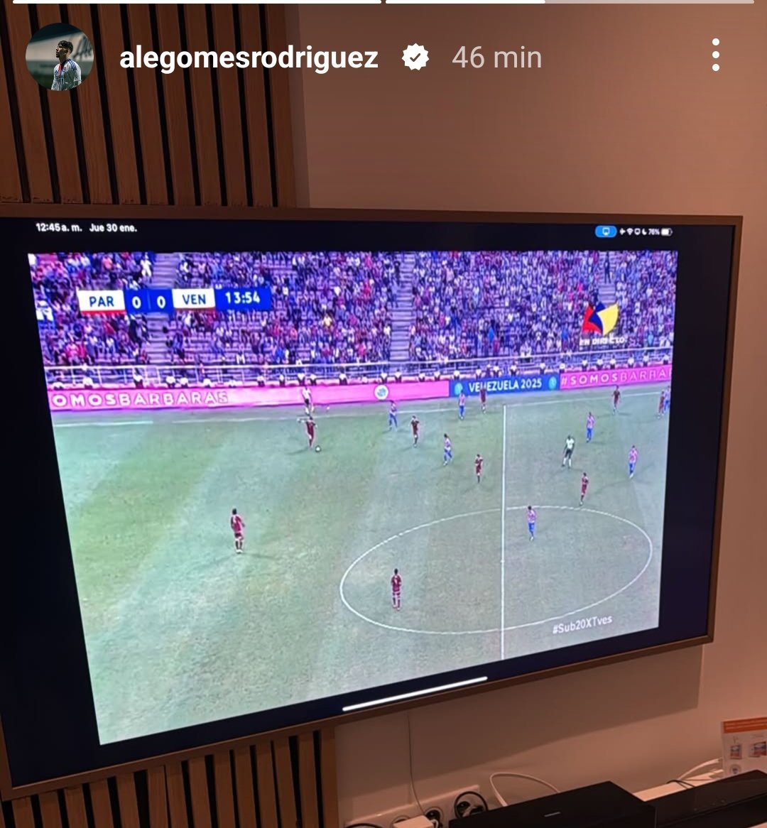 👀🇻🇪Alejandro Gomes viendo el partido de Venezuela en el Sudamericano U20

Sé que ya a muchos no les interesa pero en fin, hoy se le ve apoyando a La Vinotinto desde su TV, anteriormente en Eliminatorias también ha mostrado el apoyo.

Venga o no, éxitos para su carrera.