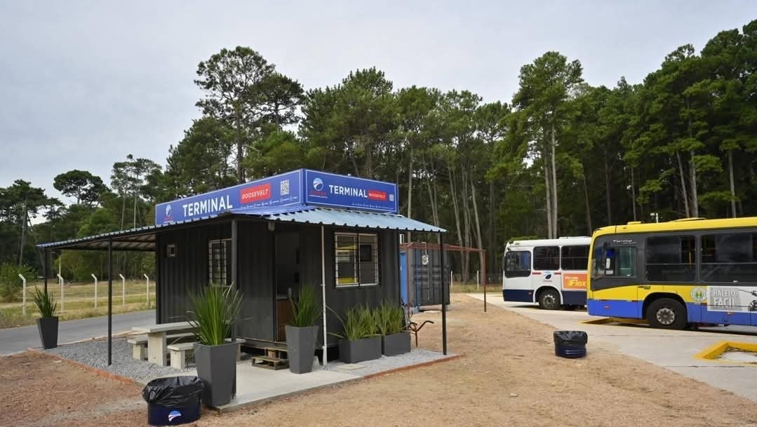 Alealberro's tweet photo. Hoy en Parque Roosevelt inauguramos una terminal de buses.
Continuando con el plan de ordenamiento territorial,  mejorando la seguridad vial y  mejoras en servicios higiénicos. En colectivo es posible continuar mejorando Canelones, ese es nuestro objetivo! https://t.co/cHRap7SYl7