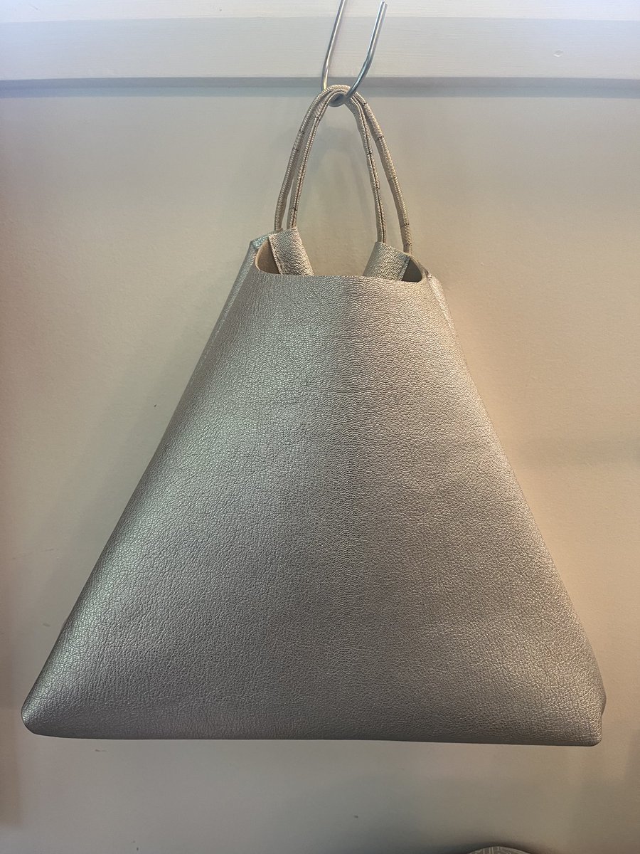 miffyjayne's tweet photo. I just accidentally made this most excellent leather bag.
It’s origami! with a single piece of leather and an obi sash cord
#LongServiceLeave
#BackToWorkNextWeek https://t.co/EaAOrjvNCx