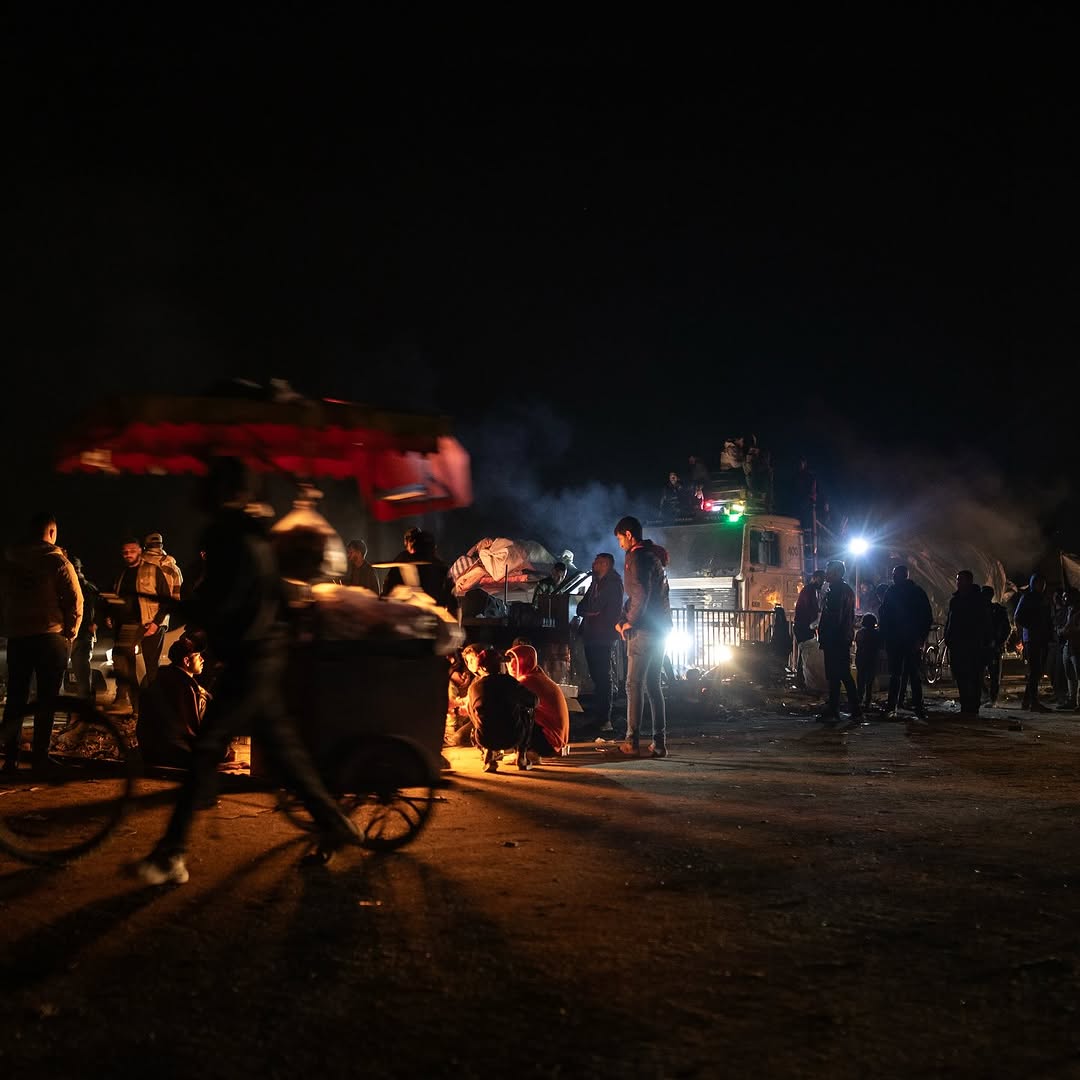 QudsNen's tweet photo. Displaced Palestinians are still returning from southern Gaza to the north of the strip, after being forcibly displaced by Israeli occupation forces during the genocide that lasted for nearly 16 months. https://t.co/WoYj5edYaq