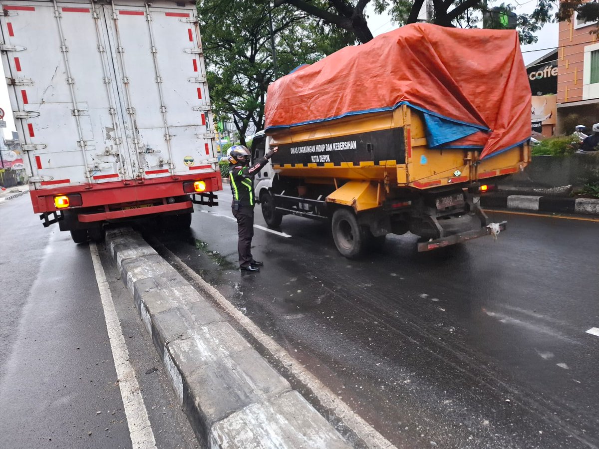 06.10 Wib Truk naik separator jalan di Jl.Margonda Raya (dekat TL.Juanda) arah Simp.Ramanda. Petugas Satlantas Polres Metro Depok pengaturan lalin antisipasi kepadatan dan koordinasi dengan pengemudi truk untuk evakuasi. @tmcpoldametro <a href="/NTMCLantasPolri/">KorlantasPolri.Ntmc</a>
