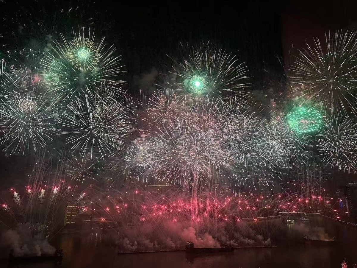 TouchNews_'s tweet image. 【高清大圖！！#廣州白鵝潭煙花 綻放夜空】  🎉 1月29日（大年初一）晚，2025年廣州白鵝潭春節煙花匯演震撼上演，超15萬發煙花點亮夜空，漫天煙火與璀璨燈光交織出「火樹銀花不夜天」的絕美畫卷！
#廣州煙花 #白鵝潭煙花 #請到廣東過大年 #2025新年快樂