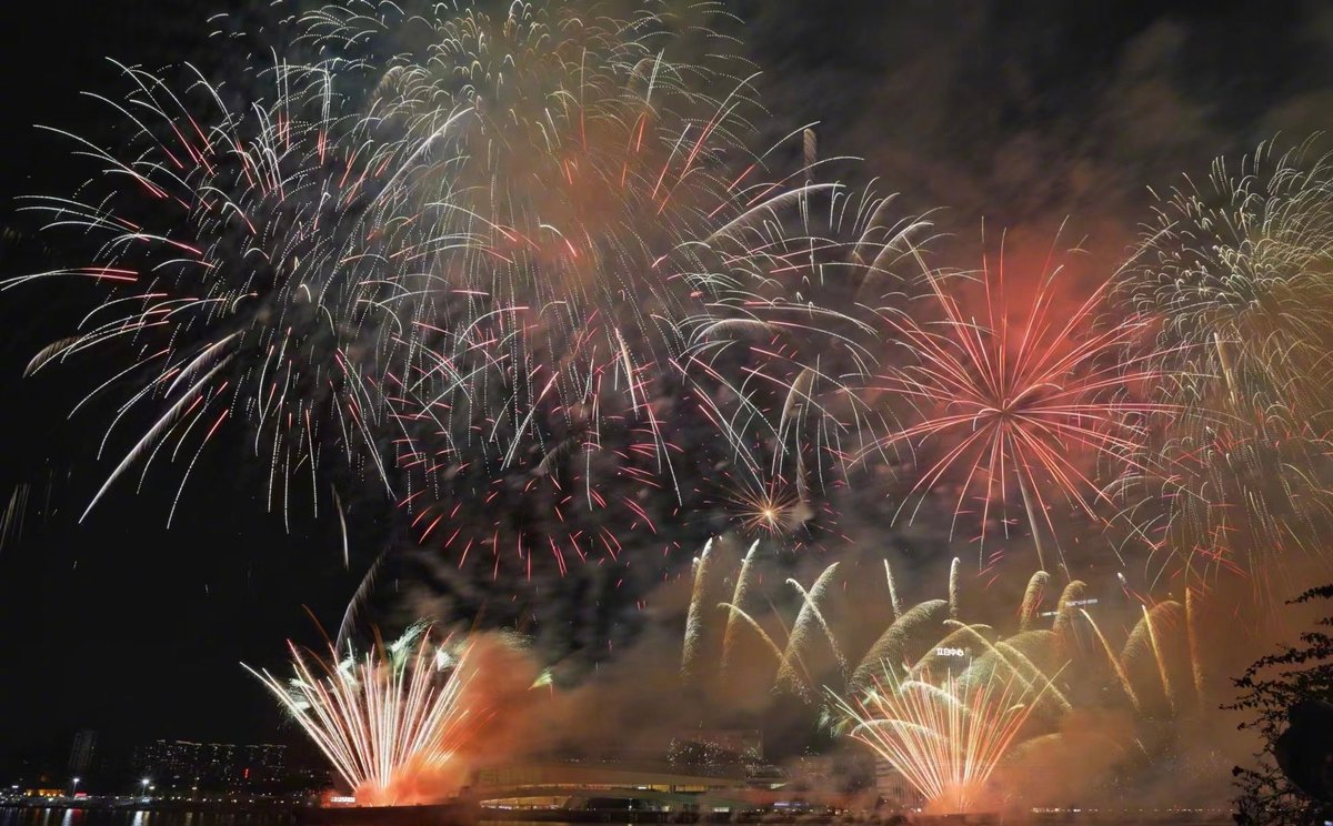 TouchNews_'s tweet image. 【高清大圖！！#廣州白鵝潭煙花 綻放夜空】  🎉 1月29日（大年初一）晚，2025年廣州白鵝潭春節煙花匯演震撼上演，超15萬發煙花點亮夜空，漫天煙火與璀璨燈光交織出「火樹銀花不夜天」的絕美畫卷！
#廣州煙花 #白鵝潭煙花 #請到廣東過大年 #2025新年快樂