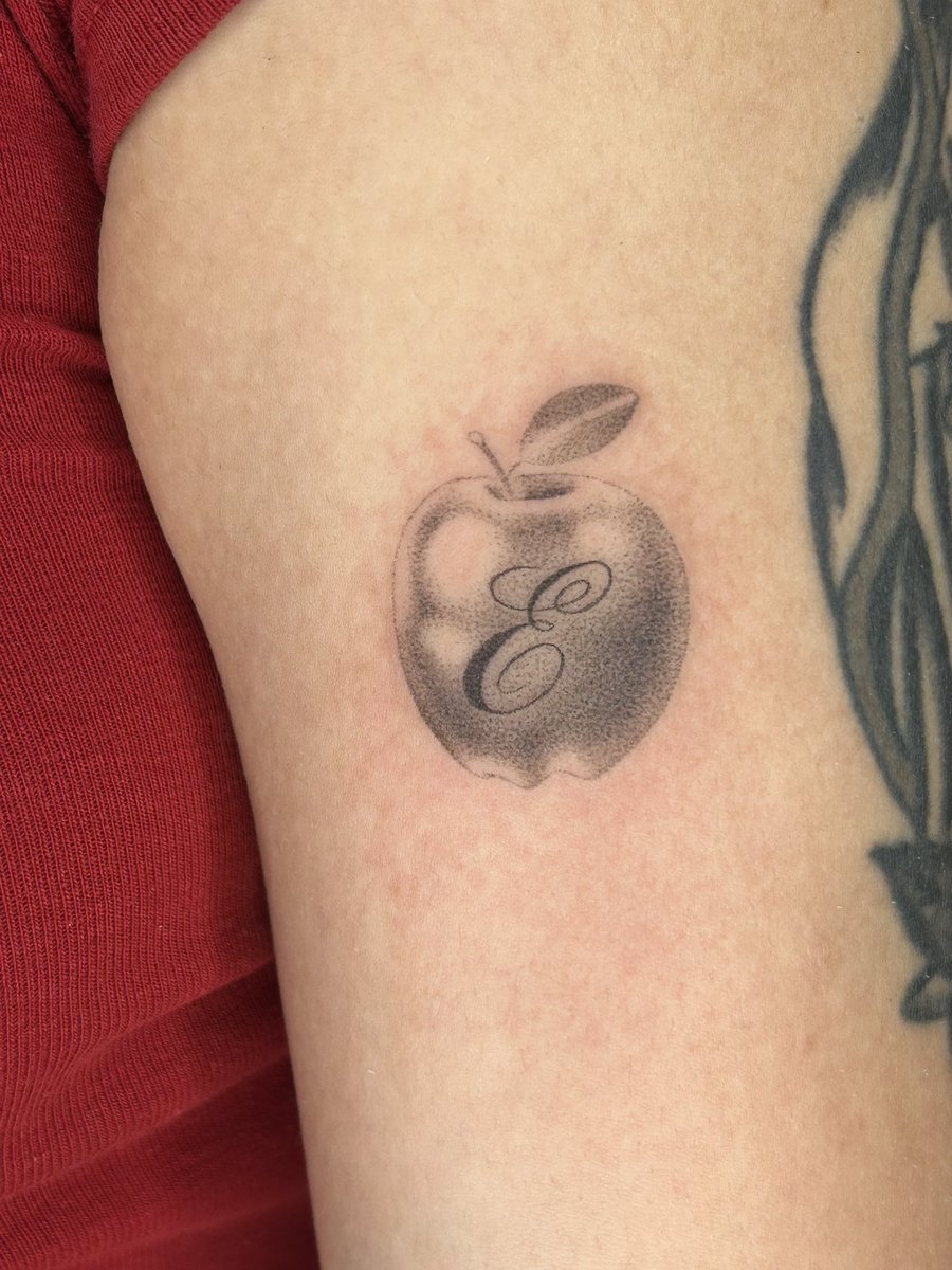 nikimyerz's tweet photo. a tattoo for my friend elly who was three apples tall https://t.co/dVCYOQplCG