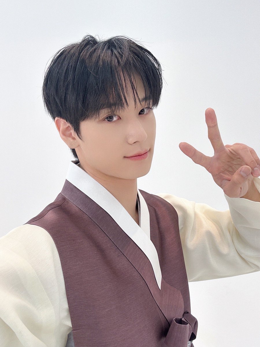 THEBOYZ_officl's tweet photo. [📸] 설 연휴 마지막 날도 더보이즈와 함께해요🤍

#THEBOYZ #더보이즈 https://t.co/9djGgDUj7I