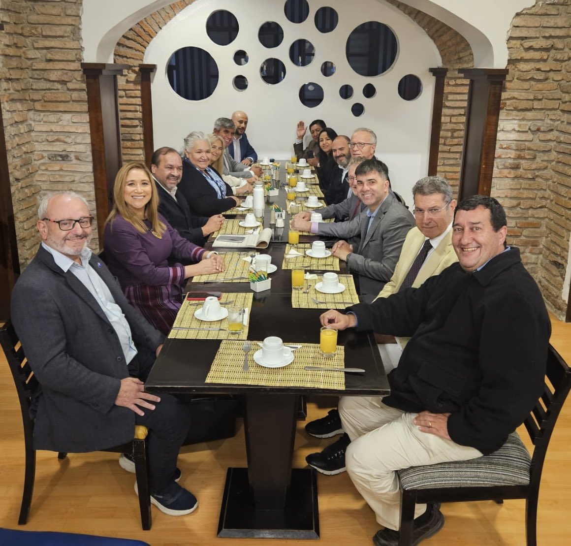 FLACMA_'s tweet photo. Reunión de Presidencia de nuestra organización, encabezada por Presidenta @AnaLuciaReisBol🇧🇴 y participación de Copresidentes de 🇲🇽🇧🇷🇨🇱🇦🇷🇩🇴🇵🇪🇺🇾🇨🇴

Aprueban agenda de Buró Ejecutivo, renovación de copresidencias, plan estratégico, reglas para eventos y políticas de membresías 2025 https://t.co/oSyspGY3P6