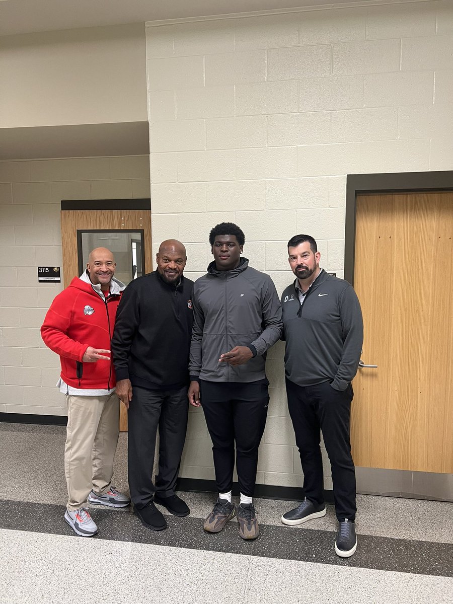 Four-star Buford (Ga.) defensive lineman Bryce Perry-Wright received a visit from Ohio State head coach Ryan Day, defensive line coach Larry Johnson and cornerbacks coach Tim Walton today 👀

Another priority target in the Peach State.

🔗: on3.com/teams/ohio-sta…